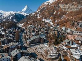 aereo Visualizza su Zermatt valle cittadina e Cervino picco nel il sfondo foto