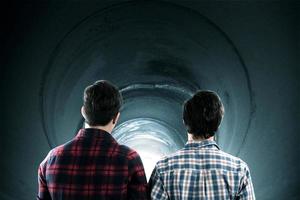 uomini nel un' tunnel foto