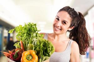 donna shopping verdure foto