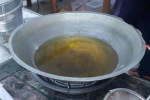 cucinando olio su un' piastra, preparazione per frittura foto