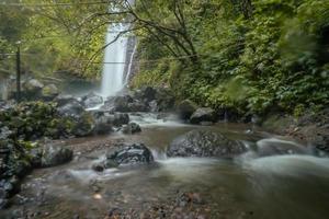 acqua autunno su tropicale foresta. acqua fluente attraverso fiume pietra. il metraggio è adatto per uso per natura filmato, e viaggio destinazione filmato. foto