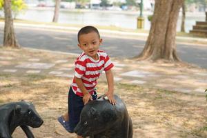 ragazzo giocando nel il terreno di gioco nel il parco foto