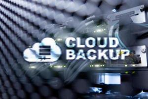 backup su nuvola. prevenzione della perdita di dati del server. sicurezza informatica. foto