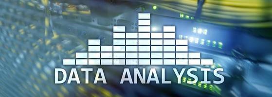 testo di analisi dei big data sullo sfondo della sala server. internet e il concetto di tecnologia moderna. foto