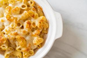 mac e formaggio americano, pasta di maccheroni in salsa di formaggio foto