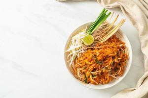 noodle saltati in padella con tofu e germogli o pad thai foto