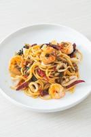 spaghetti piccanti ai frutti di mare alla piastra foto