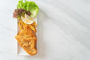 fish and chips - filetto di pesce fritto con chips di patate foto