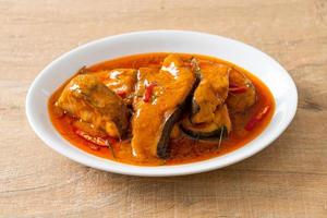 pesce gatto dalla coda rossa in salsa di curry rosso essiccata chiamata choo chee foto