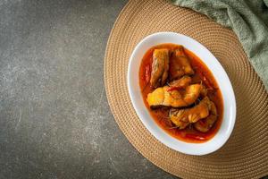 pesce gatto dalla coda rossa in salsa di curry rosso essiccata chiamata choo chee foto