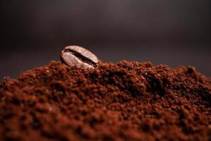 primo piano di chicchi di caffè al mucchio misto di caffè tostato con copia spazio per il testo. concetto di freschezza del caffè foto