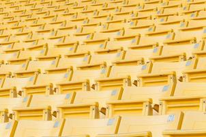 vuoto giallo posti a sedere a stadio, righe di posto a sedere su un' calcio stadio, selezionare messa a fuoco foto