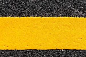 giallo linea su nuovo asfalto dettaglio, strada con giallo linea struttura foto