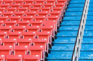 vuoto arancia posti a sedere a stadio, righe di posto a sedere su un' calcio stadio foto