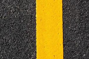 giallo linea su nuovo asfalto dettaglio, strada con giallo linea struttura foto