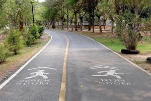 strada sentiero nel il parco per rilassante a piedi jogging o cavalcata bicicletta e esercizio a paesaggio urbano di edificio a partire dal un' benjakiti parco, bangkok Tailandia. foto