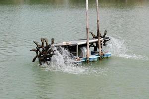 acqua turbina nel il sporco stagno a il pubblico parco, bangkok, thailandia, asia foto