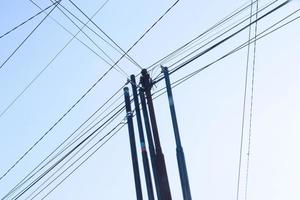 ingarbugliato filo su elettrico Torre contro il blu cielo sfondo sembra così disordinato foto