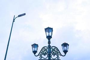 Vintage ▾ città lampada con blu cielo Visualizza e nuvole foto