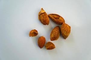 mandorle noccioline. mandorla su bianca isolato. pieno profondità field.nuts collezione foto