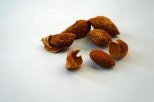 mandorle noccioline. mandorla su bianca isolato. pieno profondità field.nuts collezione foto