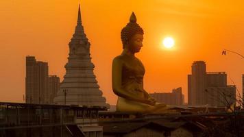 paesaggio di grande Budda nel il città grande Budda statua nel bangkok wat pak nam phasi charoe Tailandia foto