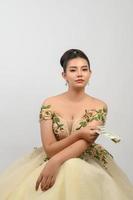 giovane asiatico bellissimo sposa Tenere dollaro fatture nel mano foto