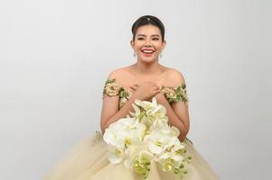 giovane asiatico bellissimo sposa con orchidea mazzo su bianca sfondo foto
