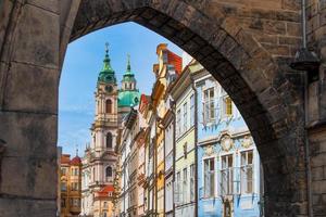 ingresso nel colorato quartiere di mala strana a praga foto