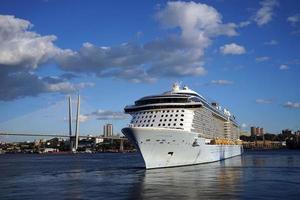 nave da crociera nella baia del corno dorato con un cielo blu nuvoloso a vladivostok, russia foto