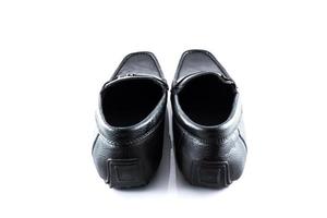 paio di nero maschio classico scarpe su bianca sfondo foto