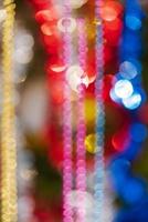 contento nuovo anno ornamento decorazioni. su di messa a fuoco colorato astratto sfocato bokeh sfondo di palle, perline e orpello foto