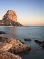 spiaggia mediterranea al tramonto con il penon sullo sfondo a calpe, alicante foto