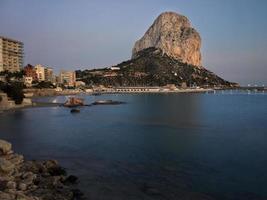 spiaggia mediterranea al tramonto con il penon sullo sfondo a calpe, alicante foto