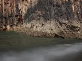 rocce con bordi dritti con la bassa marea di una spiaggia sulla costa asturiana foto