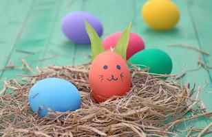 uova di Pasqua in un nido su uno sfondo di legno foto