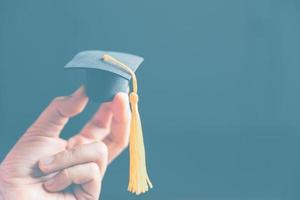 femmina mano Tenere la laurea cap. concetto di globale attività commerciale studia, all'estero educativo, indietro per scuola. formazione scolastica nel globale mondo, studia all'estero attività commerciale nel università nel In tutto il mondo. linguaggio studia foto