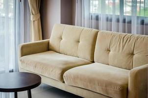 soggiorno moderno con divano e mobili foto