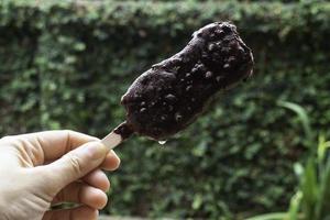 gelato ricoperto di cioccolato e noci foto