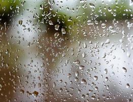 gocce di pioggia su una finestra foto