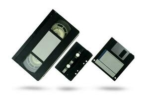 videocassetta, cassetta audio e un floppy disk su uno sfondo bianco foto