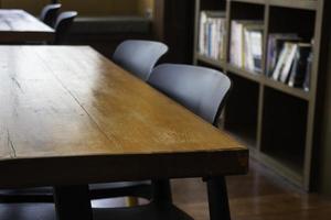 tavolo in legno dello spazio di lavoro interno foto