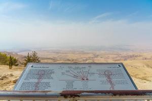 monte nebo, giordania 2018 - vista sul monte nebo con vista sulla terra santa e sul mar morto foto