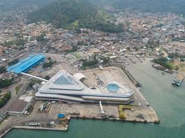 banten, indonesia 2021 - veduta aerea del porto marino di pelabuhan merak e dell'isola portuale foto