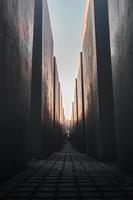 2018 berlino, germania --- memoriale dell'olocausto con la luce foto