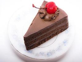 torta al cioccolato con ciliegina sulla torta