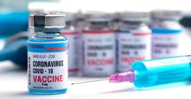 vaccino con ago e covid-19 foto