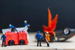 vigili del fuoco in miniatura in un incidente d'auto, concetto di incidente d'auto