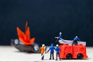 vigili del fuoco in miniatura in un incidente d'auto, concetto di incidente d'auto