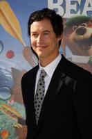 los angeles dec 11 tom cavanagh arriva a il yogi orso 3d prima a il villaggio Teatro su dicembre 11 2010 nel Westwood circa foto